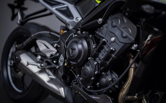 Umgebautes Motorrad Triumph Street Triple 765 Moto2 Edition von Triumph Emsland - Hertrampf Racing - Bild 20 Umgebautes Motorrad Triumph Street Triple 765 Moto2 Edition von Triumph Emsland - Hertrampf Racing - Bild 20