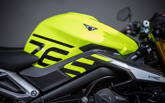 Umgebautes Motorrad Triumph Street Triple 765 Moto2 Edition von Triumph Emsland - Hertrampf Racing - Bild 24 Umgebautes Motorrad Triumph Street Triple 765 Moto2 Edition von Triumph Emsland - Hertrampf Racing - Bild 24