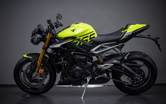Umgebautes Motorrad Triumph Street Triple 765 Moto2 Edition von Triumph Emsland - Hertrampf Racing - Bild 4 Umgebautes Motorrad Triumph Street Triple 765 Moto2 Edition von Triumph Emsland - Hertrampf Racing - Bild 4