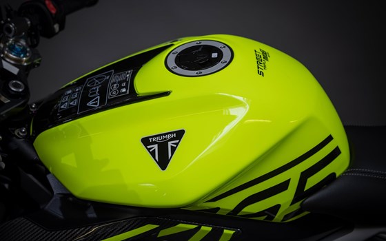 Umgebautes Motorrad Triumph Street Triple 765 Moto2 Edition von Triumph Emsland - Hertrampf Racing - Bild 8 Umgebautes Motorrad Triumph Street Triple 765 Moto2 Edition von Triumph Emsland - Hertrampf Racing - Bild 8