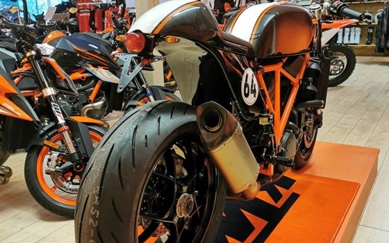 Umgebautes Motorrad KTM 1290 Super Duke von Motocenter Hegau GmbH - Bild 3 Umgebautes Motorrad KTM 1290 Super Duke von Motocenter Hegau GmbH - Bild 3