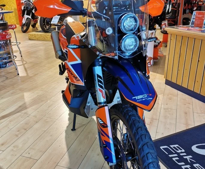 Umbgebautes Motorrad KTM 790 Adventure R Bild 1: Umbgebautes Motorrad KTM 790 Adventure R