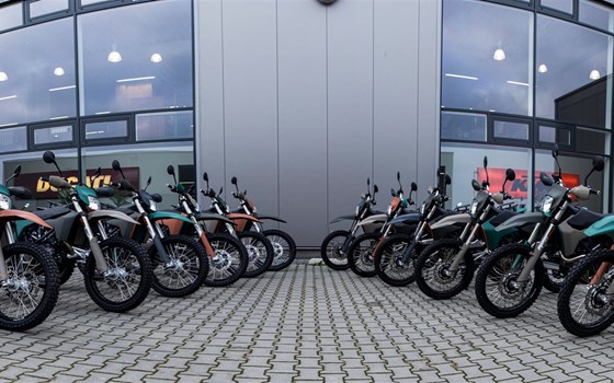 Umgebautes Motorrad Husqvarna 701 Enduro von Hertrampf Racing Emsbüren - Bild 2 Umgebautes Motorrad Husqvarna 701 Enduro von Hertrampf Racing Emsbüren - Bild 2