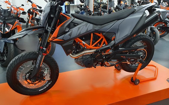 Umgebautes Motorrad KTM 690 SMC R von JETI X TREME Inhaber: Timo Röttinger - Bild 3 Umgebautes Motorrad KTM 690 SMC R von JETI X TREME Inhaber: Timo Röttinger - Bild 3