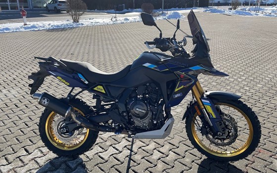 Umgebautes Motorrad Suzuki V-Strom 800DE von Suedbike e.K. Inhaber Wolfgang Schustek - Bild 1 Umgebautes Motorrad Suzuki V-Strom 800DE von Suedbike e.K. Inhaber Wolfgang Schustek - Bild 1