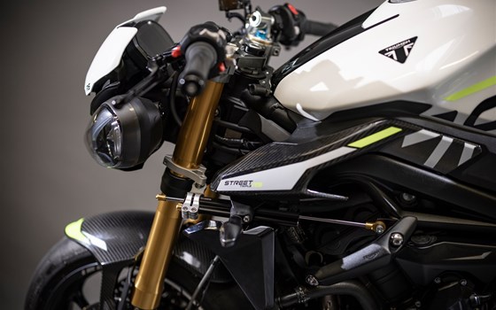 Umgebautes Motorrad Triumph Street Triple 765 Moto2 Edition von Triumph Emsland - Hertrampf Racing - Bild 7 Umgebautes Motorrad Triumph Street Triple 765 Moto2 Edition von Triumph Emsland - Hertrampf Racing - Bild 7