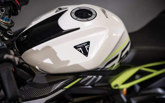 Umgebautes Motorrad Triumph Street Triple 765 Moto2 Edition von Triumph Emsland - Hertrampf Racing - Bild 11 Umgebautes Motorrad Triumph Street Triple 765 Moto2 Edition von Triumph Emsland - Hertrampf Racing - Bild 11