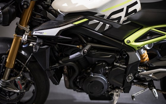Umgebautes Motorrad Triumph Street Triple 765 Moto2 Edition von Triumph Emsland - Hertrampf Racing - Bild 12 Umgebautes Motorrad Triumph Street Triple 765 Moto2 Edition von Triumph Emsland - Hertrampf Racing - Bild 12