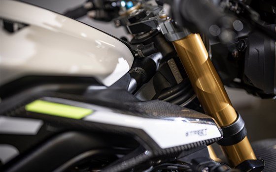 Umgebautes Motorrad Triumph Street Triple 765 Moto2 Edition von Triumph Emsland - Hertrampf Racing - Bild 4 Umgebautes Motorrad Triumph Street Triple 765 Moto2 Edition von Triumph Emsland - Hertrampf Racing - Bild 4