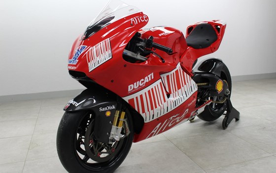 Umgebautes Motorrad Ducati Desmosedici RR von Zweiradparadies Denk GmbH & Co. KG - Bild 22 Umgebautes Motorrad Ducati Desmosedici RR von Zweiradparadies Denk GmbH & Co. KG - Bild 22
