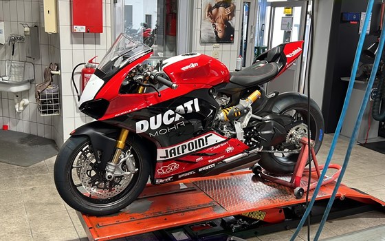 Umgebautes Motorrad Ducati Panigale V2 Bayliss 1st Championship 20th Anniversary von Zweiradparadies Denk GmbH & Co. KG - Bild 7 Umgebautes Motorrad Ducati Panigale V2 Bayliss 1st Championship 20th Anniversary von Zweiradparadies Denk GmbH & Co. KG - Bild 7