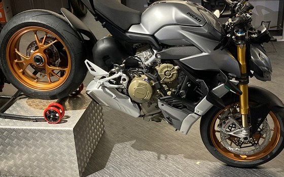 Umgebautes Motorrad Ducati Streetfighter V4 von Zweiradparadies Denk GmbH & Co. KG - Bild 1