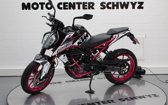 Umgebautes Motorrad KTM 125 Duke von Moto Center Schwyz AG - Bild 1 Umgebautes Motorrad KTM 125 Duke von Moto Center Schwyz AG - Bild 1