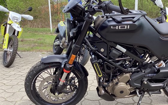 Umgebautes Motorrad Husqvarna Svartpilen 401 von Hertrampf Racing Emsbüren - Bild 2 Umgebautes Motorrad Husqvarna Svartpilen 401 von Hertrampf Racing Emsbüren - Bild 2