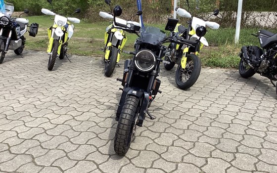 Umgebautes Motorrad Husqvarna Svartpilen 401 von Hertrampf Racing Emsbüren - Bild 8 Umgebautes Motorrad Husqvarna Svartpilen 401 von Hertrampf Racing Emsbüren - Bild 8