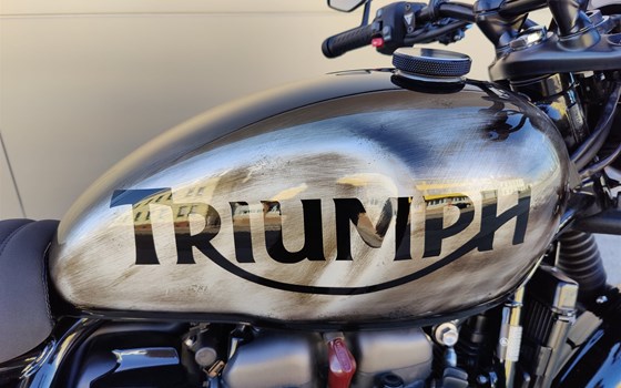 Umgebautes Motorrad Triumph Speed Twin 900 von IL MOTO  Motorradhandel und Reparaturwerkstätte GesmbH - Bild 16 Umgebautes Motorrad Triumph Speed Twin 900 von IL MOTO  Motorradhandel und Reparaturwerkstätte GesmbH - Bild 16