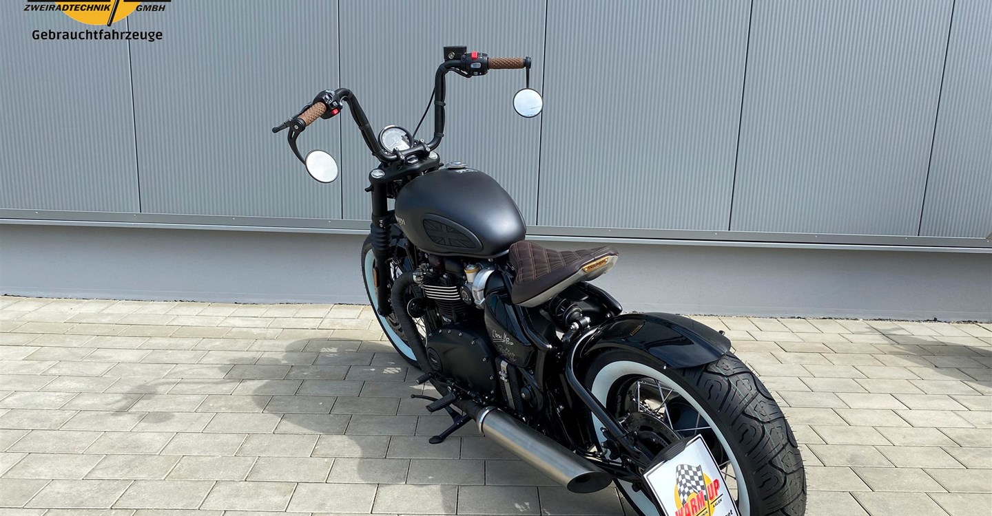 Umbgebautes Motorrad Triumph Bonneville Bobber