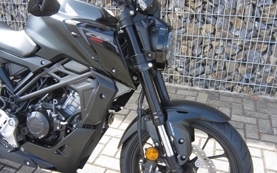 Umgebautes Motorrad Honda CB 125 von Motorradcenter Keßler - Bild 9 Umgebautes Motorrad Honda CB 125 von Motorradcenter Keßler - Bild 9