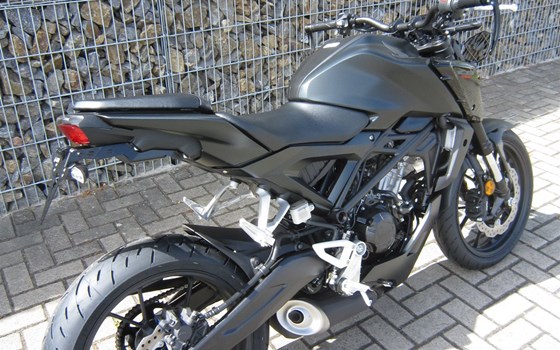 Umgebautes Motorrad Honda CB 125 von Motorradcenter Keßler - Bild 11 Umgebautes Motorrad Honda CB 125 von Motorradcenter Keßler - Bild 11