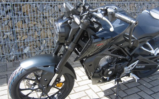 Umgebautes Motorrad Honda CB 125 von Motorradcenter Keßler - Bild 2 Umgebautes Motorrad Honda CB 125 von Motorradcenter Keßler - Bild 2