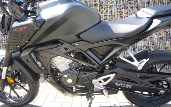 Umgebautes Motorrad Honda CB 125 von Motorradcenter Keßler - Bild 3 Umgebautes Motorrad Honda CB 125 von Motorradcenter Keßler - Bild 3