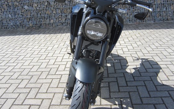 Umgebautes Motorrad Honda CB 125 von Motorradcenter Keßler - Bild 5 Umgebautes Motorrad Honda CB 125 von Motorradcenter Keßler - Bild 5