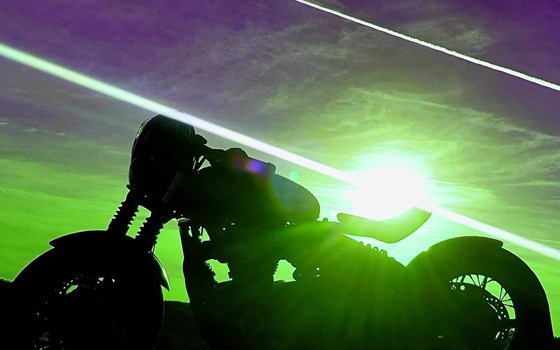 Umgebautes Motorrad Triumph Bonneville Bobber Black von gguser1228944 - Bild 1 Umgebautes Motorrad Triumph Bonneville Bobber Black von gguser1228944 - Bild 1