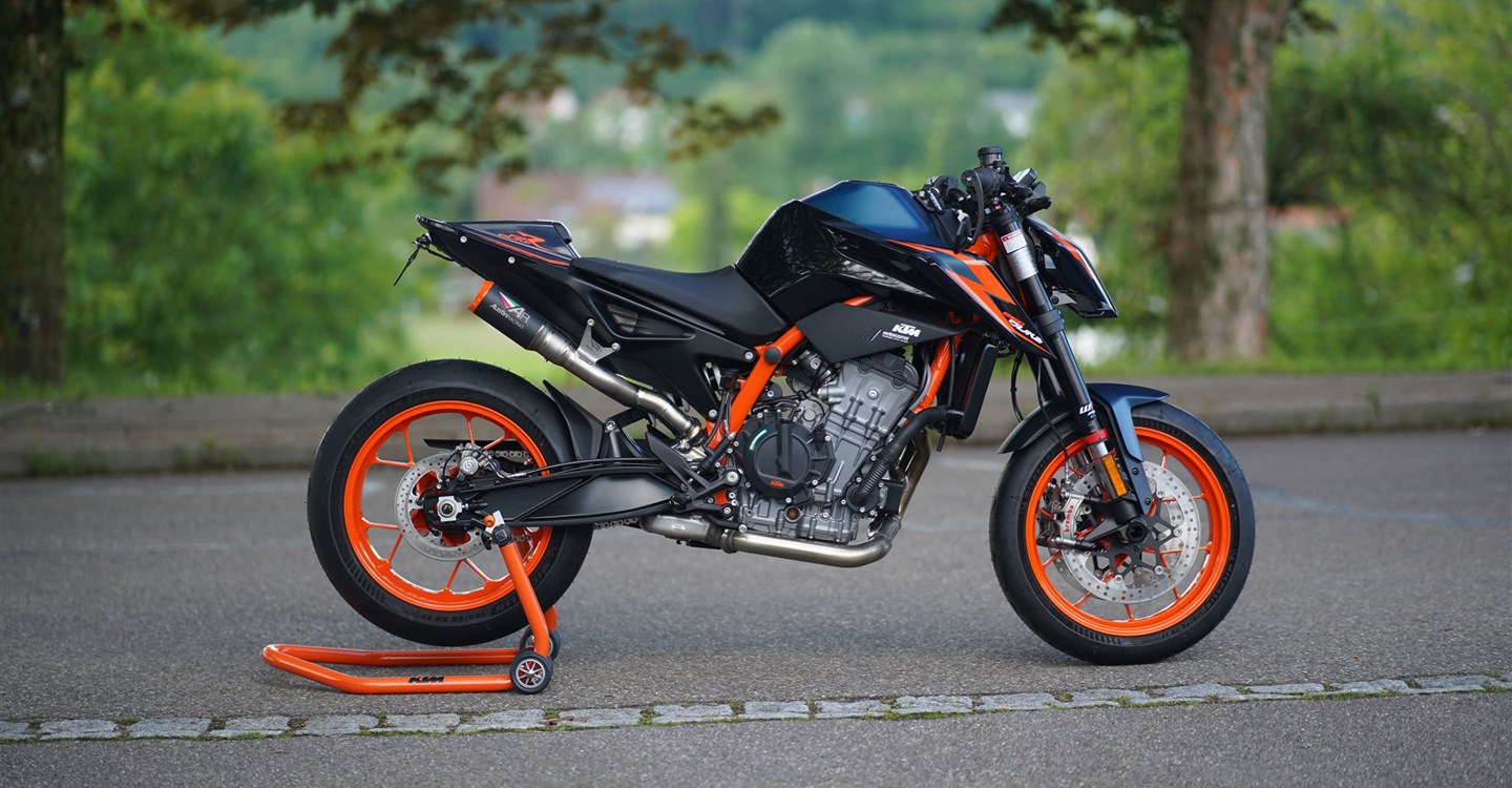 Umbgebautes Motorrad KTM 890 Duke R