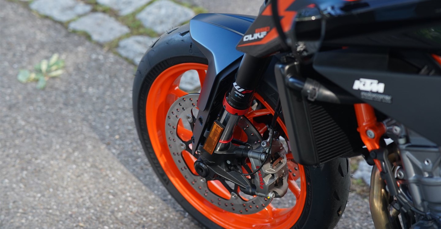 Umbgebautes Motorrad KTM 890 Duke R