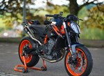 Umbgebautes Motorrad KTM 890 Duke R