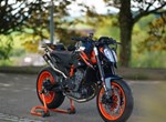 Umbgebautes Motorrad KTM 890 Duke R