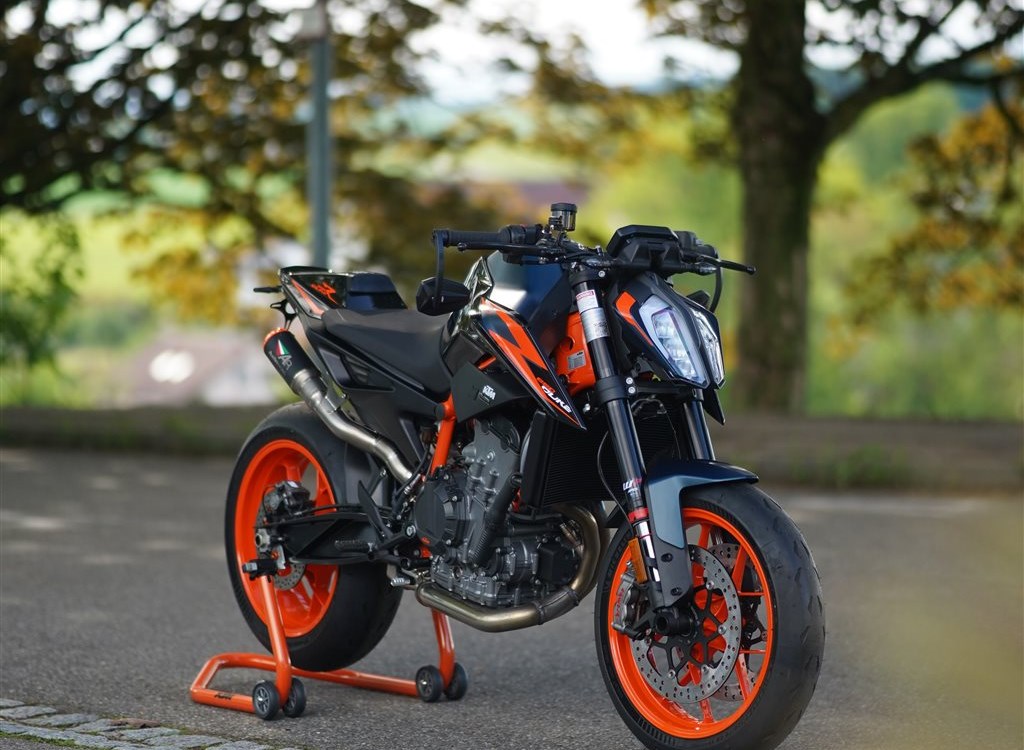 Umbgebautes Motorrad KTM 890 Duke R