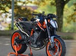 Umbgebautes Motorrad KTM 890 Duke R