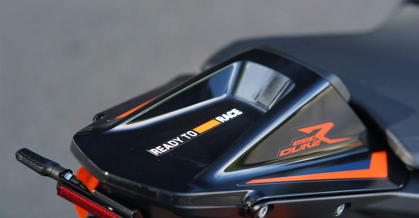 Umbgebautes Motorrad KTM 890 Duke R