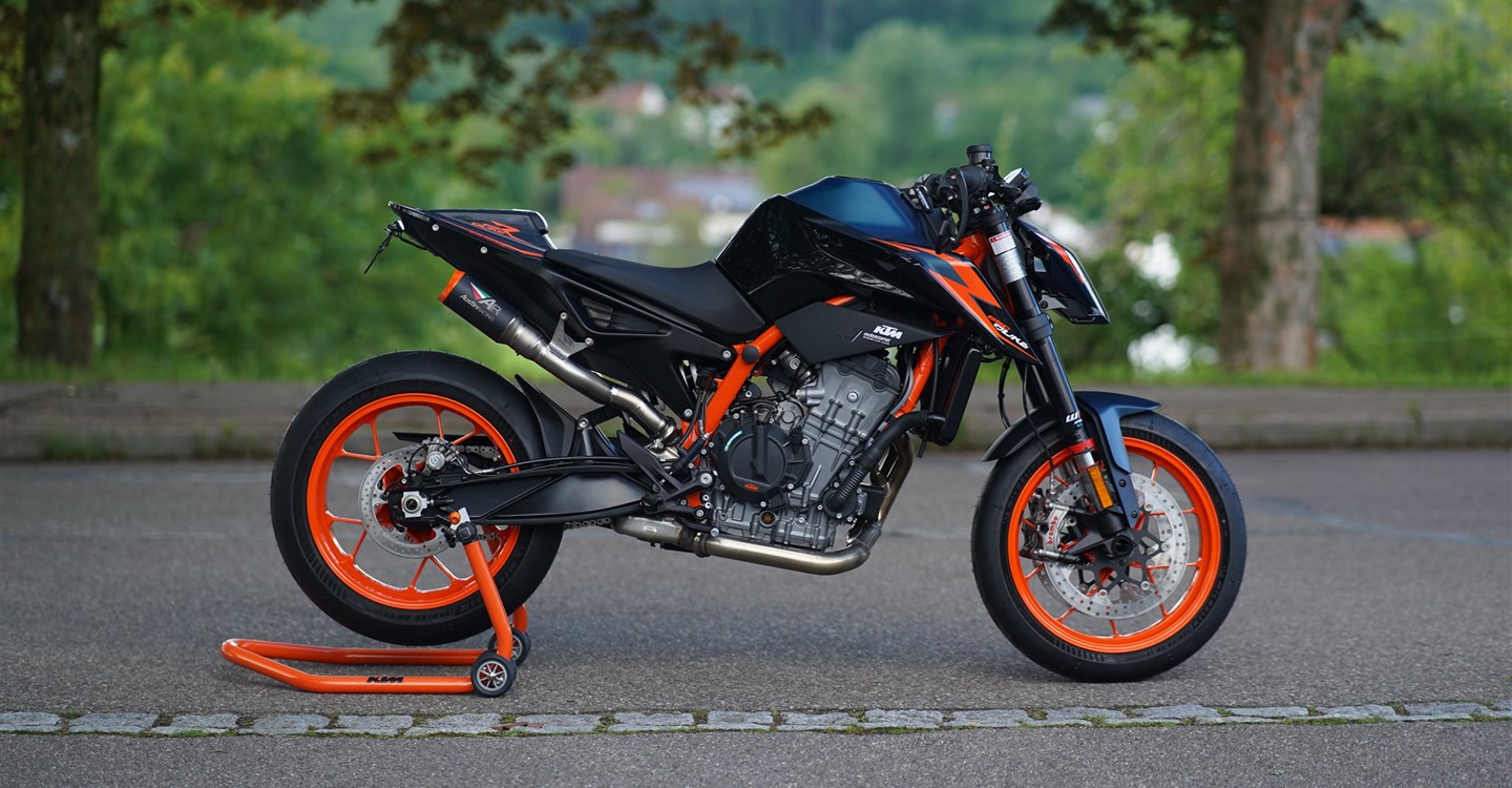 Umbgebautes Motorrad KTM 890 Duke R