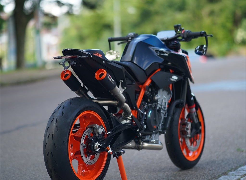 Umbgebautes Motorrad KTM 890 Duke R