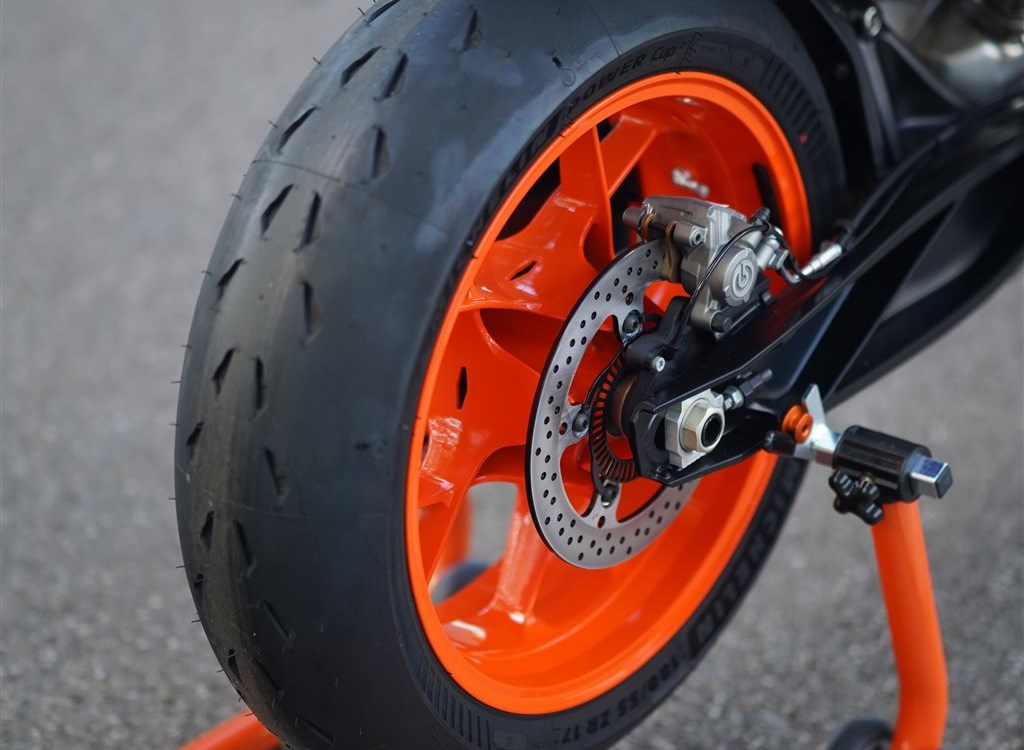 Umbgebautes Motorrad KTM 890 Duke R