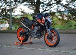 Umbgebautes Motorrad KTM 890 Duke R