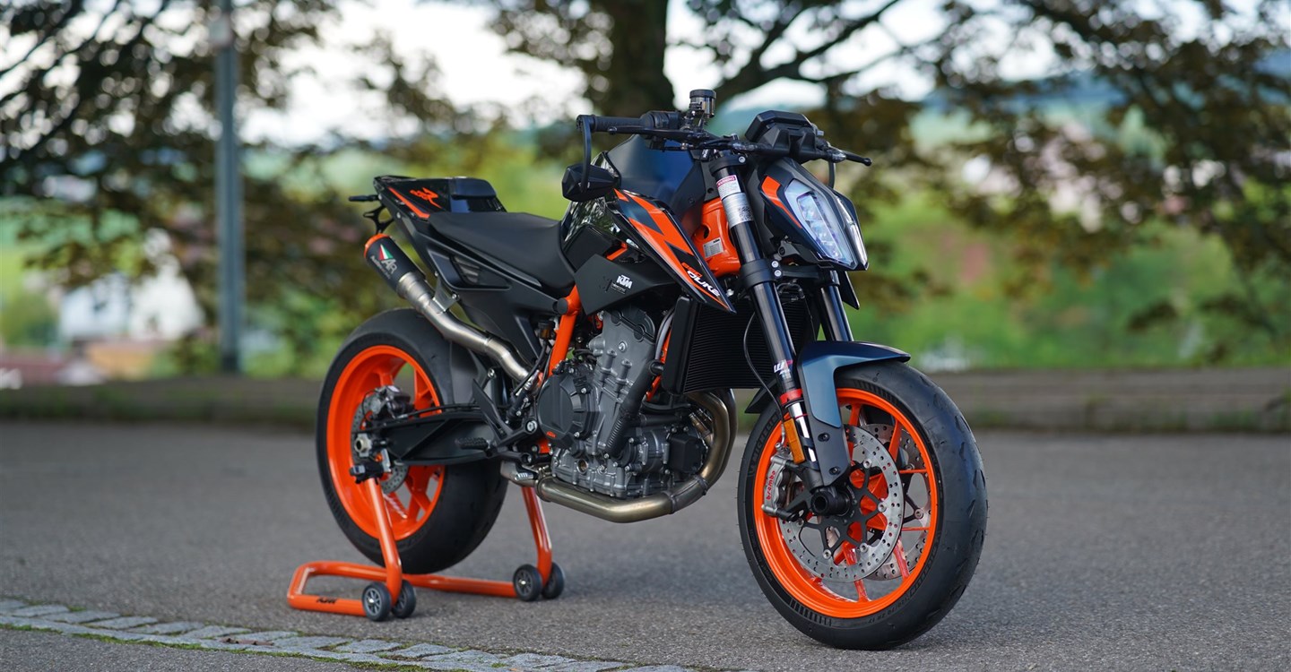 Umbgebautes Motorrad KTM 890 Duke R