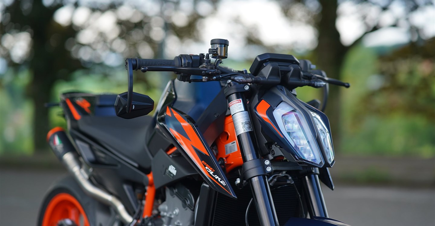 Umbgebautes Motorrad KTM 890 Duke R