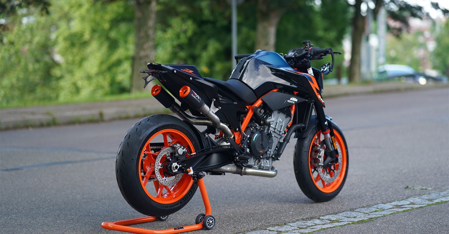 Umbgebautes Motorrad KTM 890 Duke R