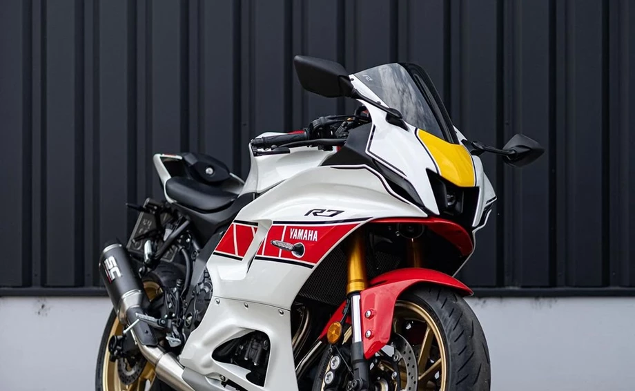 Umbgebautes Motorrad Yamaha R7 World GP 60th Anniversary Bild 1: Umbgebautes Motorrad Yamaha R7 World GP 60th Anniversary