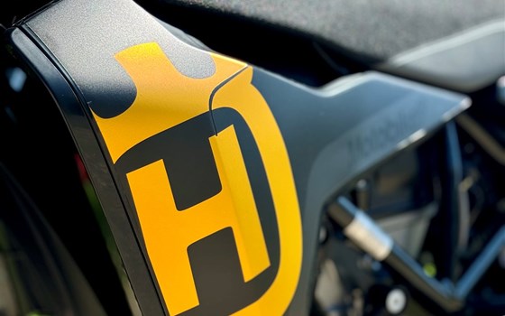 Umgebautes Motorrad Husqvarna 701 Supermoto von Motobike Handels GmbH - Bild 2 Umgebautes Motorrad Husqvarna 701 Supermoto von Motobike Handels GmbH - Bild 2