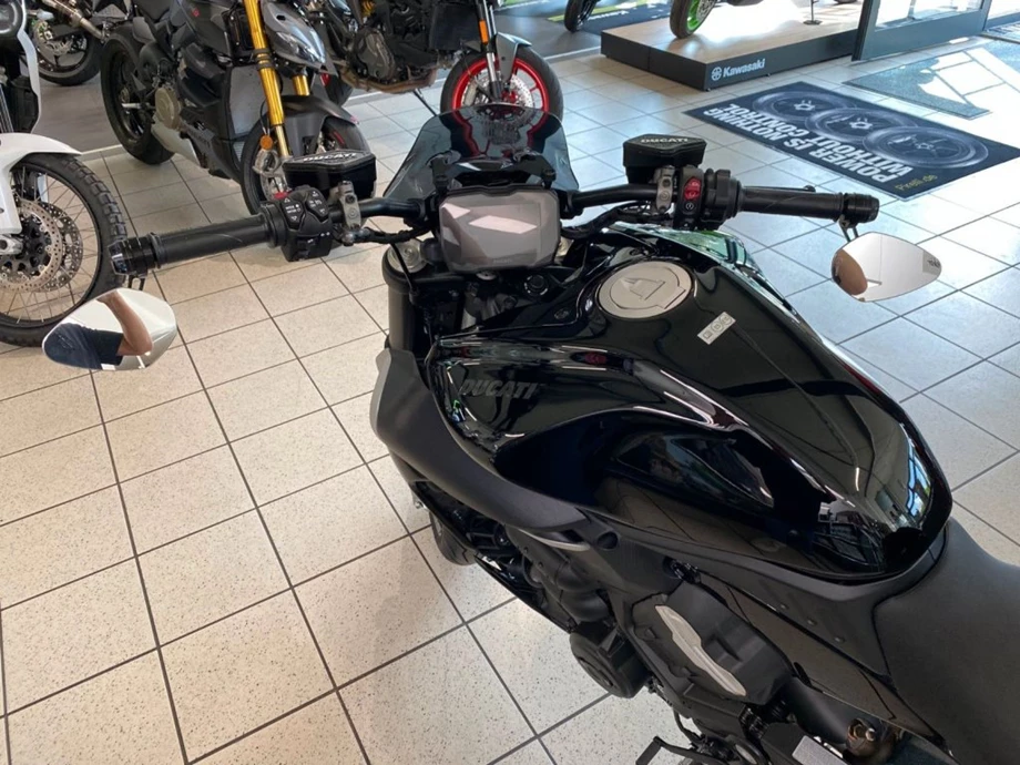 Umbgebautes Motorrad Ducati Diavel V4 Bild 6: Umbgebautes Motorrad Ducati Diavel V4