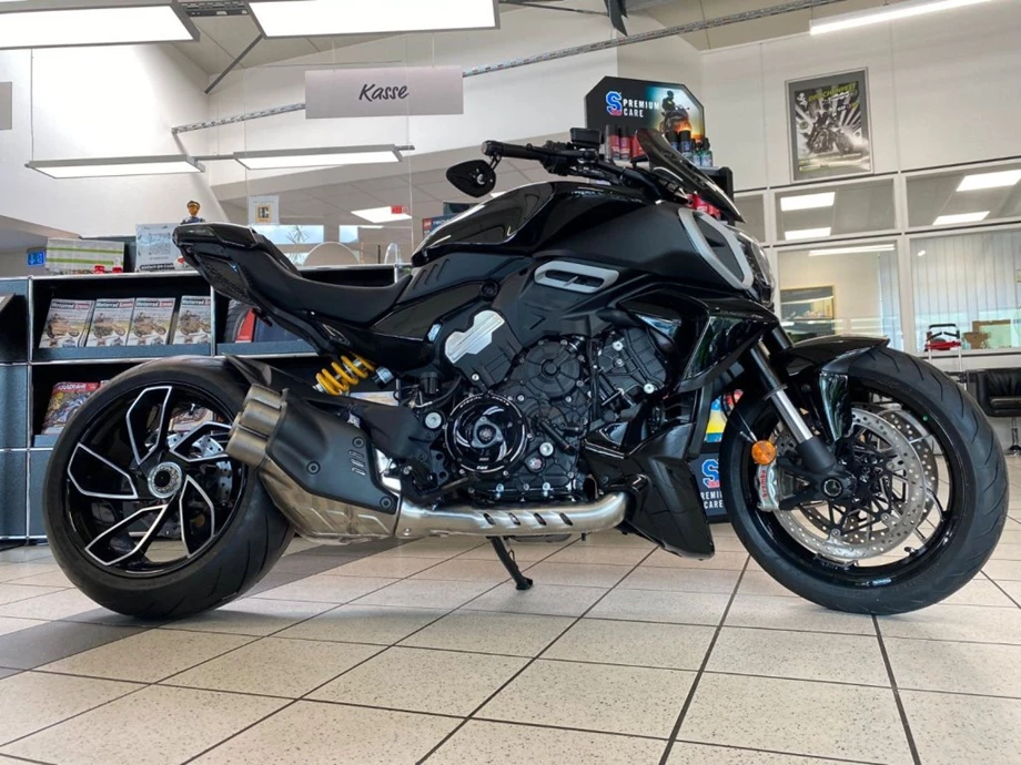 Umbgebautes Motorrad Ducati Diavel V4 Bild 8: Umbgebautes Motorrad Ducati Diavel V4