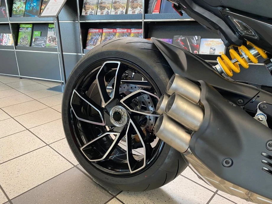 Umbgebautes Motorrad Ducati Diavel V4 Bild 9: Umbgebautes Motorrad Ducati Diavel V4