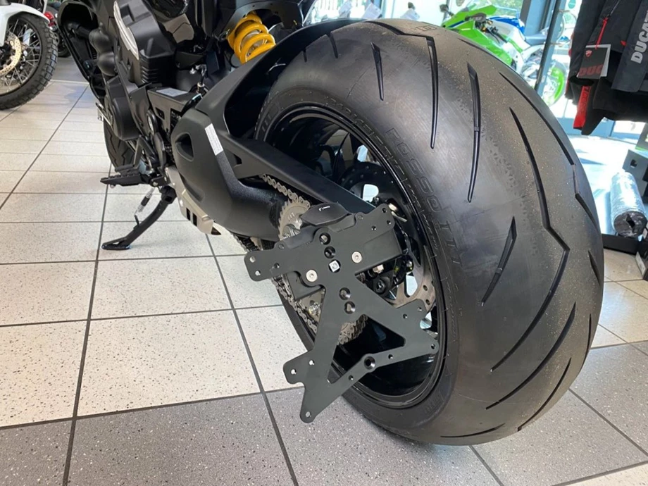 Umbgebautes Motorrad Ducati Diavel V4 Bild 10: Umbgebautes Motorrad Ducati Diavel V4