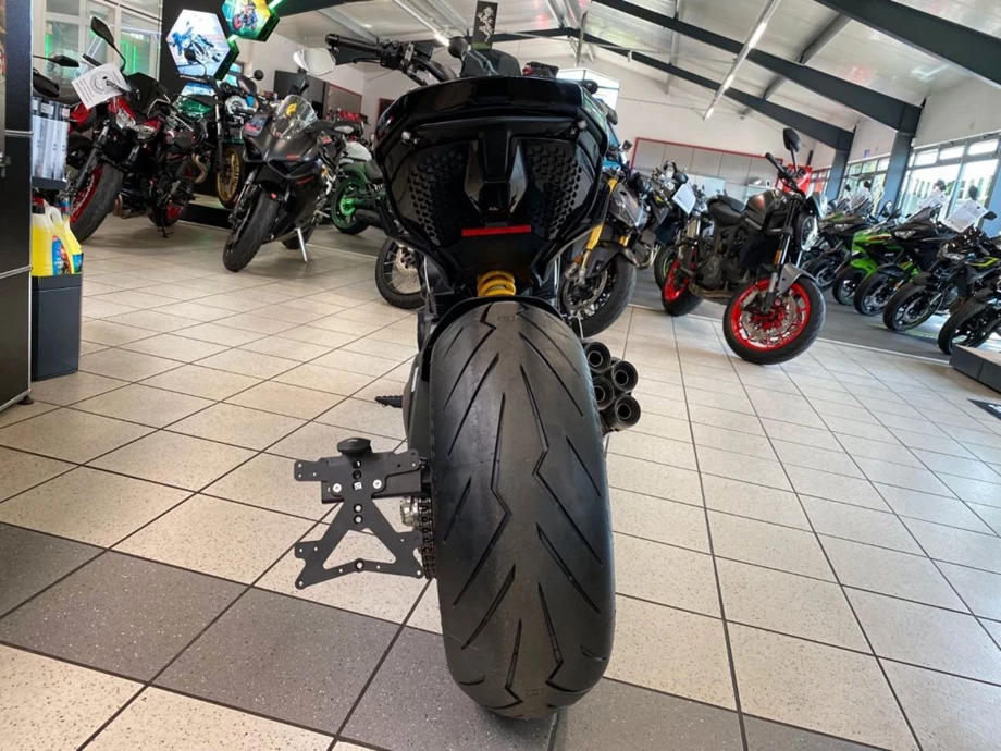 Umbgebautes Motorrad Ducati Diavel V4 Bild 2: Umbgebautes Motorrad Ducati Diavel V4