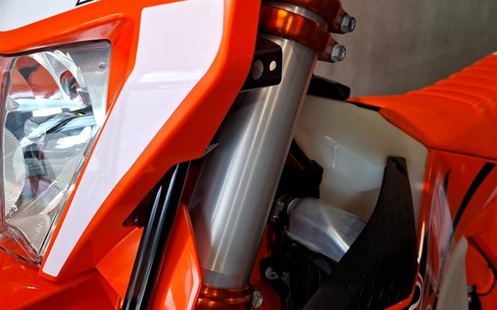 Umgebautes Motorrad KTM 300 EXC CHAMPION EDITION von KINI Bike World - Bild 5 Umgebautes Motorrad KTM 300 EXC CHAMPION EDITION von KINI Bike World - Bild 5