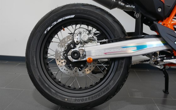 Umgebautes Motorrad KTM 690 SMC R von motoroox GmbH - Bild 21 Umgebautes Motorrad KTM 690 SMC R von motoroox GmbH - Bild 21